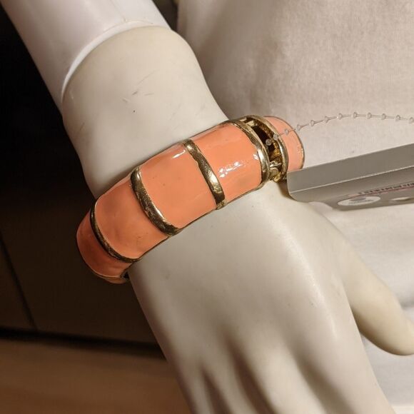 Vintage light orange bangle cuff clap bracelet - Picture 5 of 9